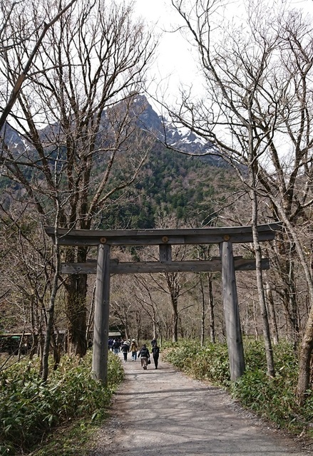 2kami56明神岳と穂高神社.jpg